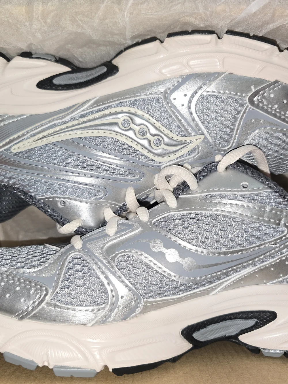 Saucony upper finish modern